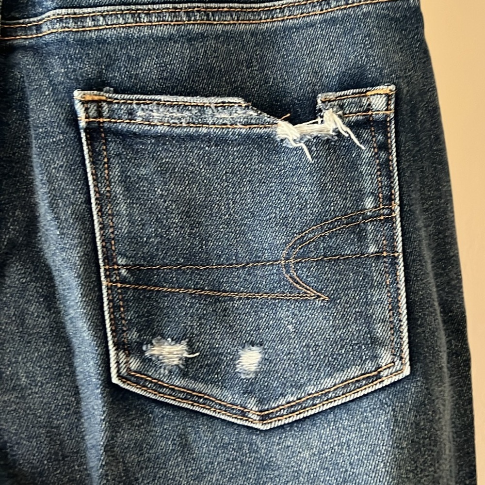 Mom jeans NWOT has half the tags on 😂 - Picture 4 of 5